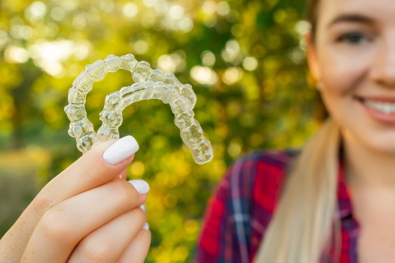 Teen presents clear aligners
